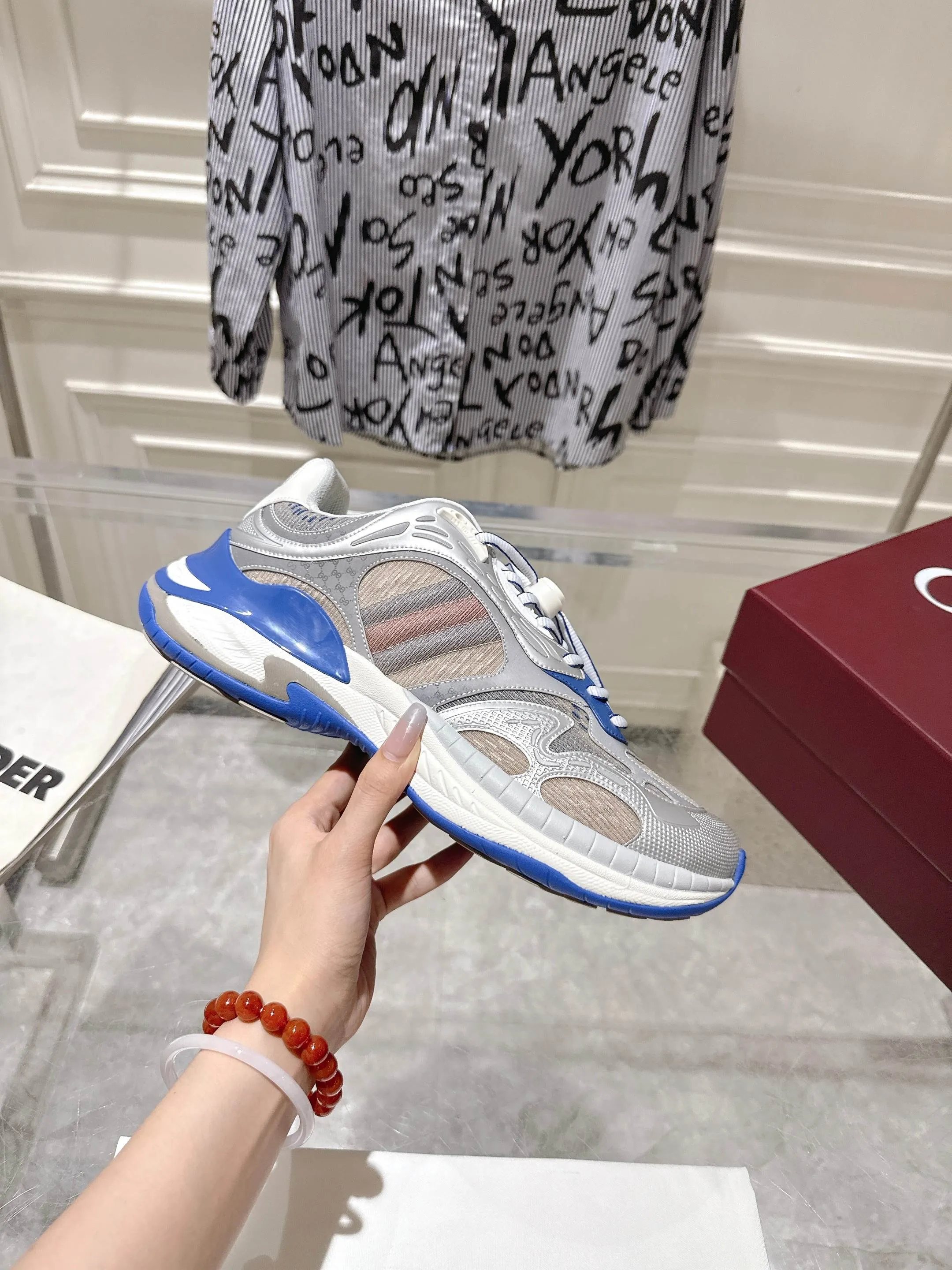 👟👟Ex-factory price 980👟👟Upgraded version with airplane case Gucci Gucci 25ss hot new style couple style retro sports shoes dad shoes This Gucci 2.0 reinterprets the brand's iconic striped webbing elements. This new interpretation of iconic details uses EVA thick soles with a smart silhouette, bringing a stable and comfortable wearing experience. Delivered in exquisite packaging. Fabric: Made of original imported cowhide/technical fabric. Inner foot pad: Breathable mesh. Heel height: 4cm. Sole: Original customized ultra-light foam rubber outsole. Size: 35-45 (women's size 40, men's size 45, custom-made, non-returnable)